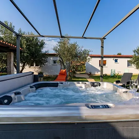 Holiday Home Kerniat Pula Exterior photo